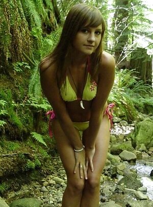 Flashing her tits in an outdoor